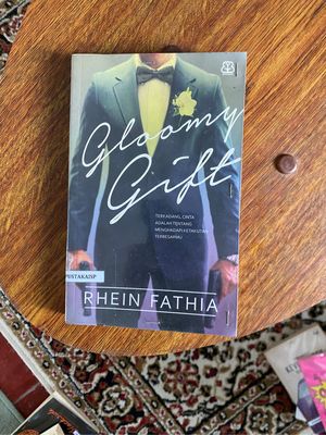 Buku bekas GLOOMY GIFT