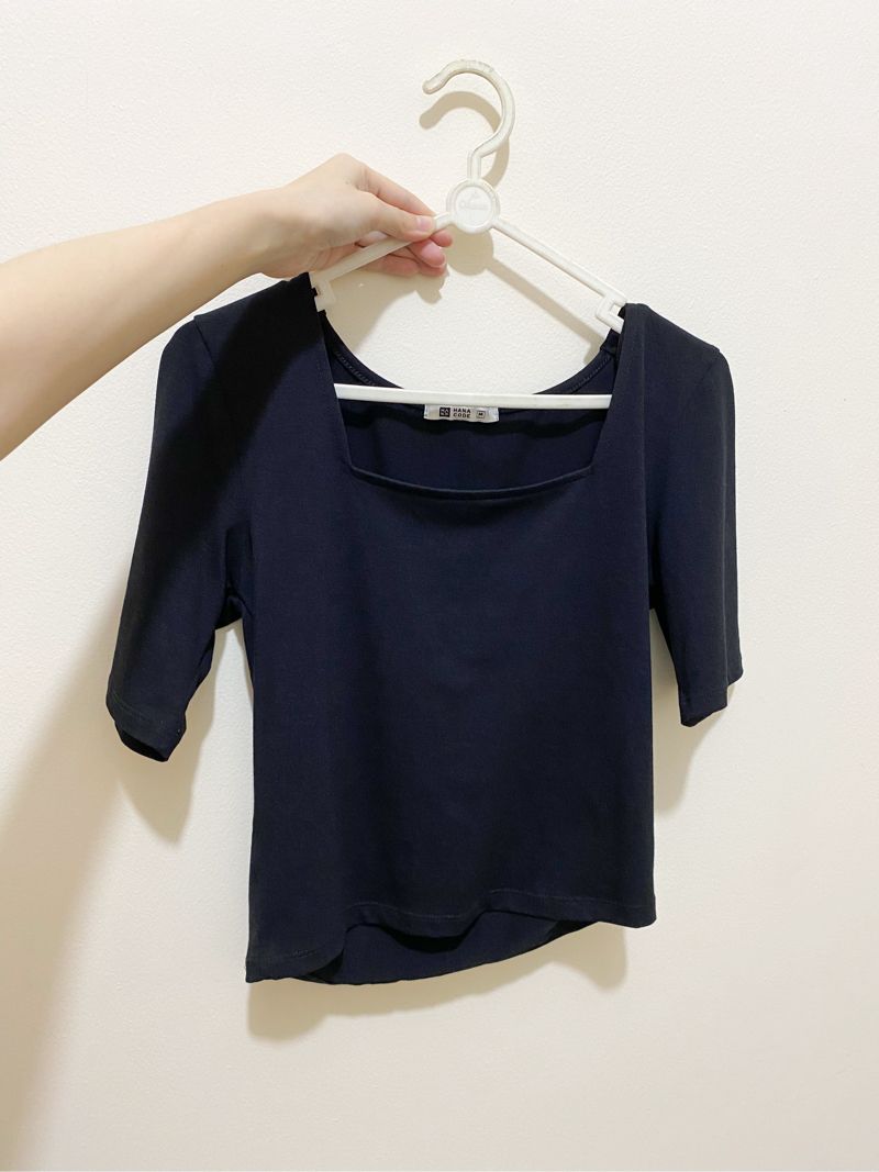 crop top hitam, foto 2