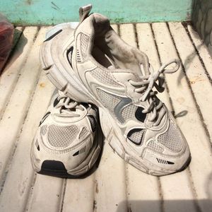sepatu putih skena