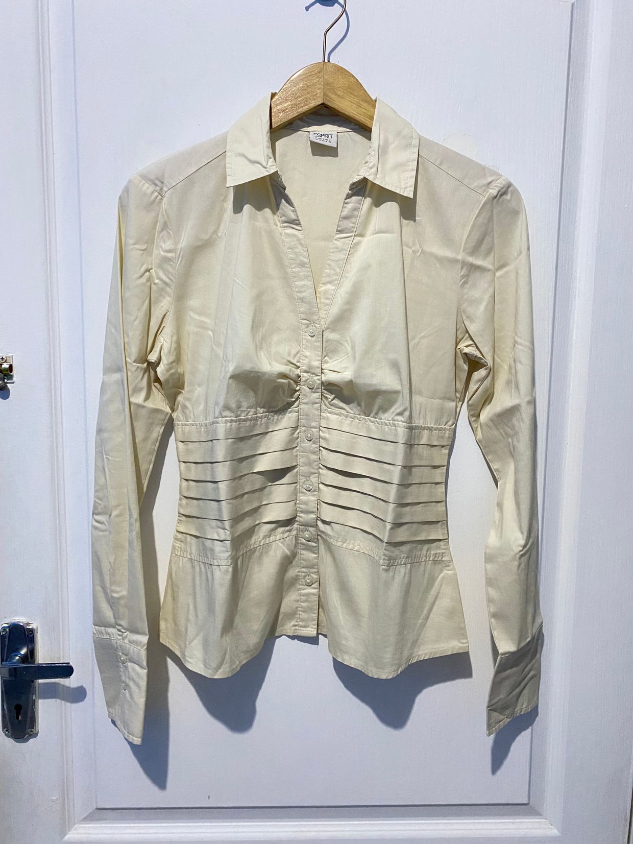 Esprit Minimalist Shirt Wanita cream