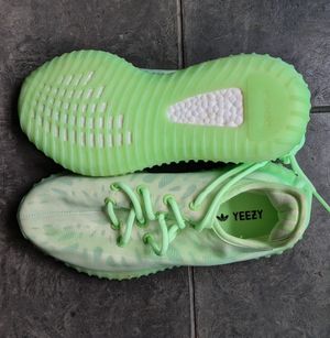 Adidas Yeezy Green Light Motif
