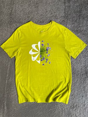Nike pinwheel flower tee