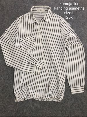 kemeja salur kancing asimetris