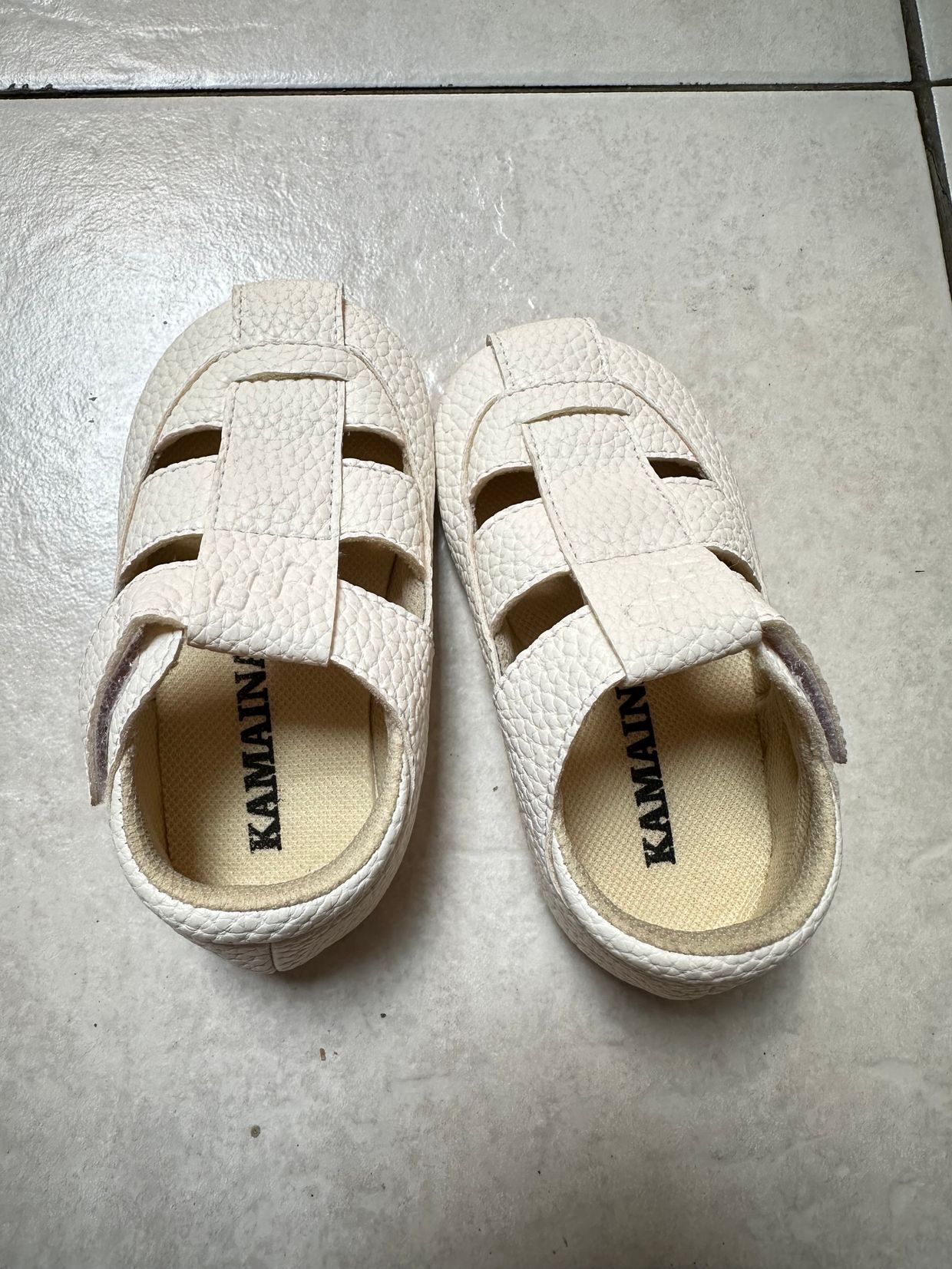Minimalist Flat Wanita white
