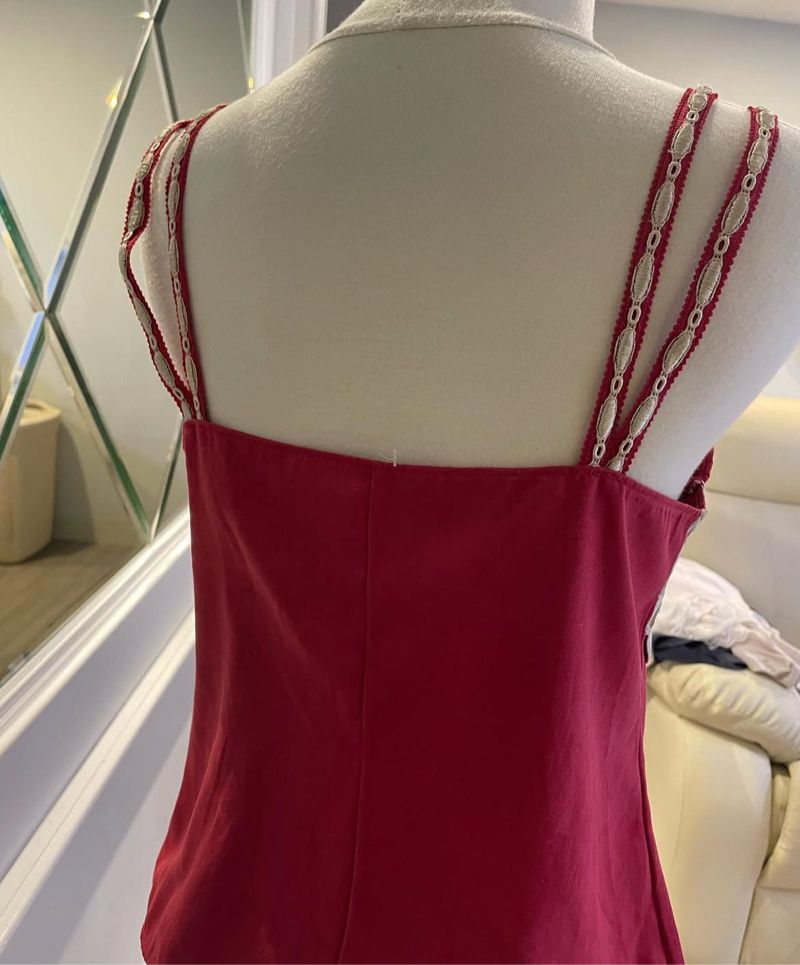 Top merah, foto 2