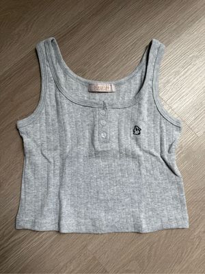 grey tanktop