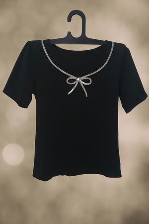 Blouse Hitam Elegan dengan Detail Pita Mewah