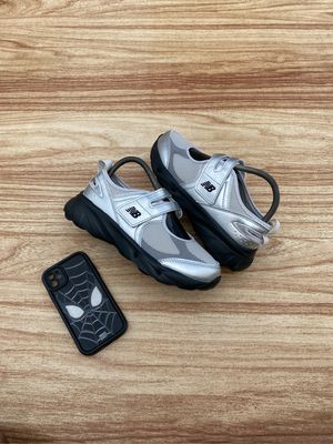 New Balance Sportswear Sneakers Wanita silver