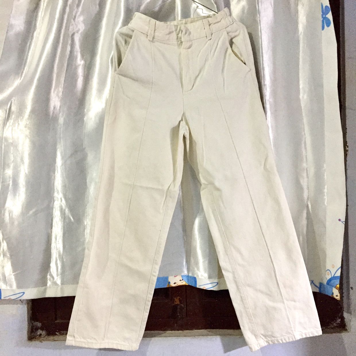 Uniqlo Linen Pants warna putih gading
