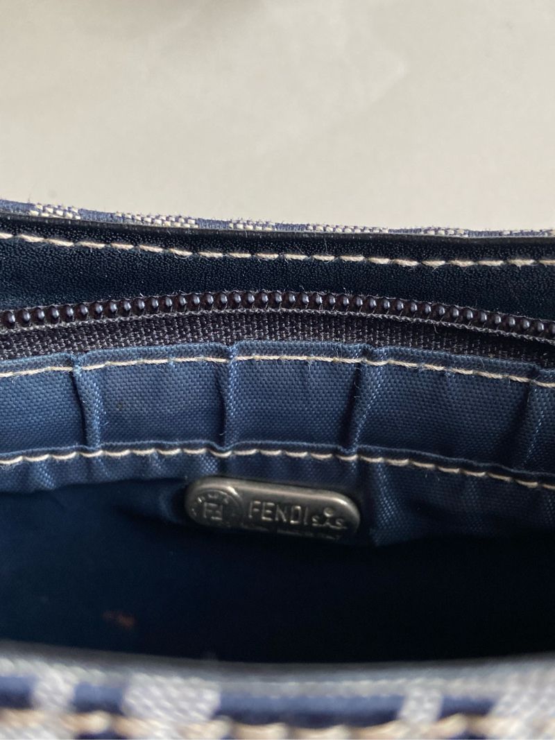 Fendi monogram pouchette baguette bag, foto 4