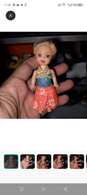 Boneka perempuan pakaian adat