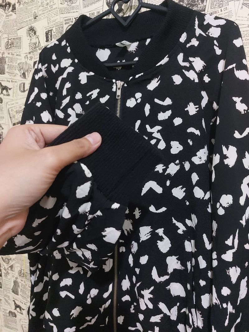 Jaket bomber print motif abstrak, foto 4