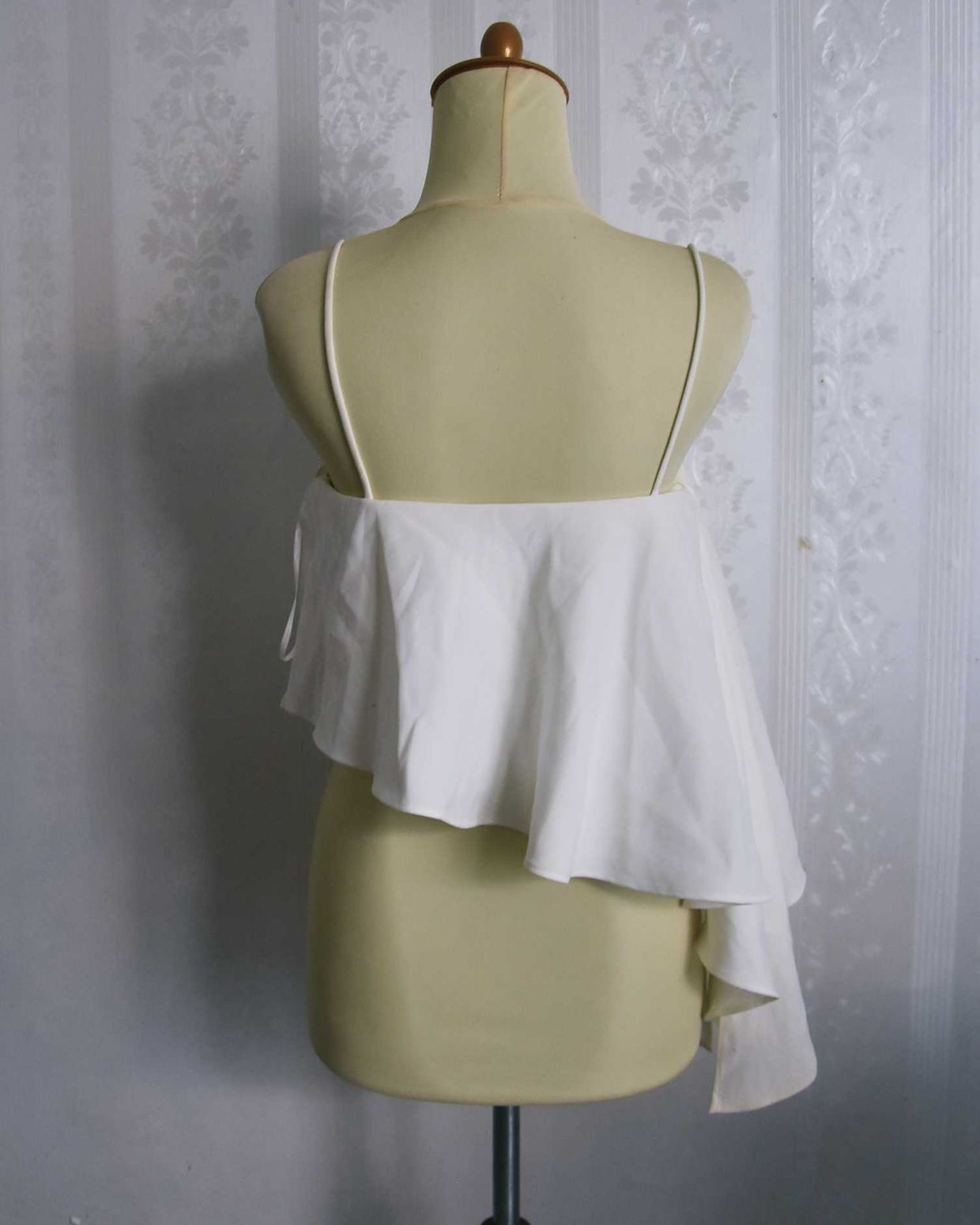 LOVE BONITO white asymmetrical crop top, foto 4