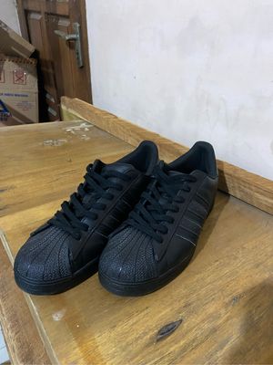 Sepatu adidas