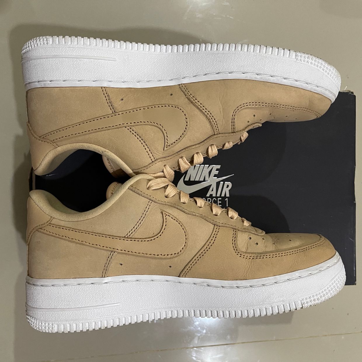 Nike Streetwear Minimalist Sneakers Wanita tan