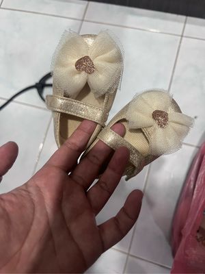 Sepatu pesta anak