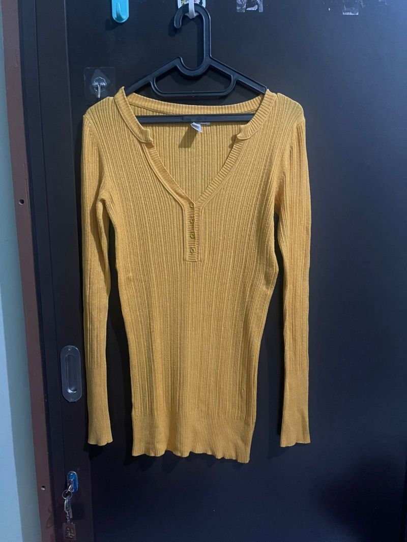 Mango Basic Blouse Rajut Kuning Kunyit, foto 2