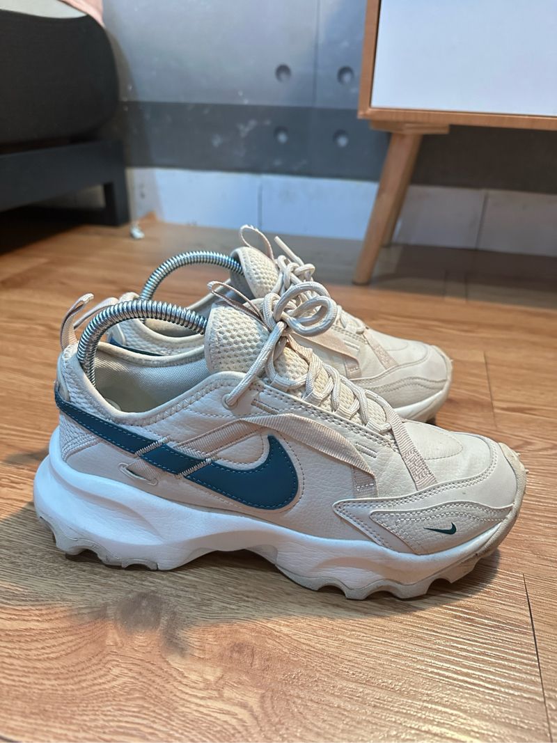 Sepatu NIKE W TC 7900 PALE IVORY