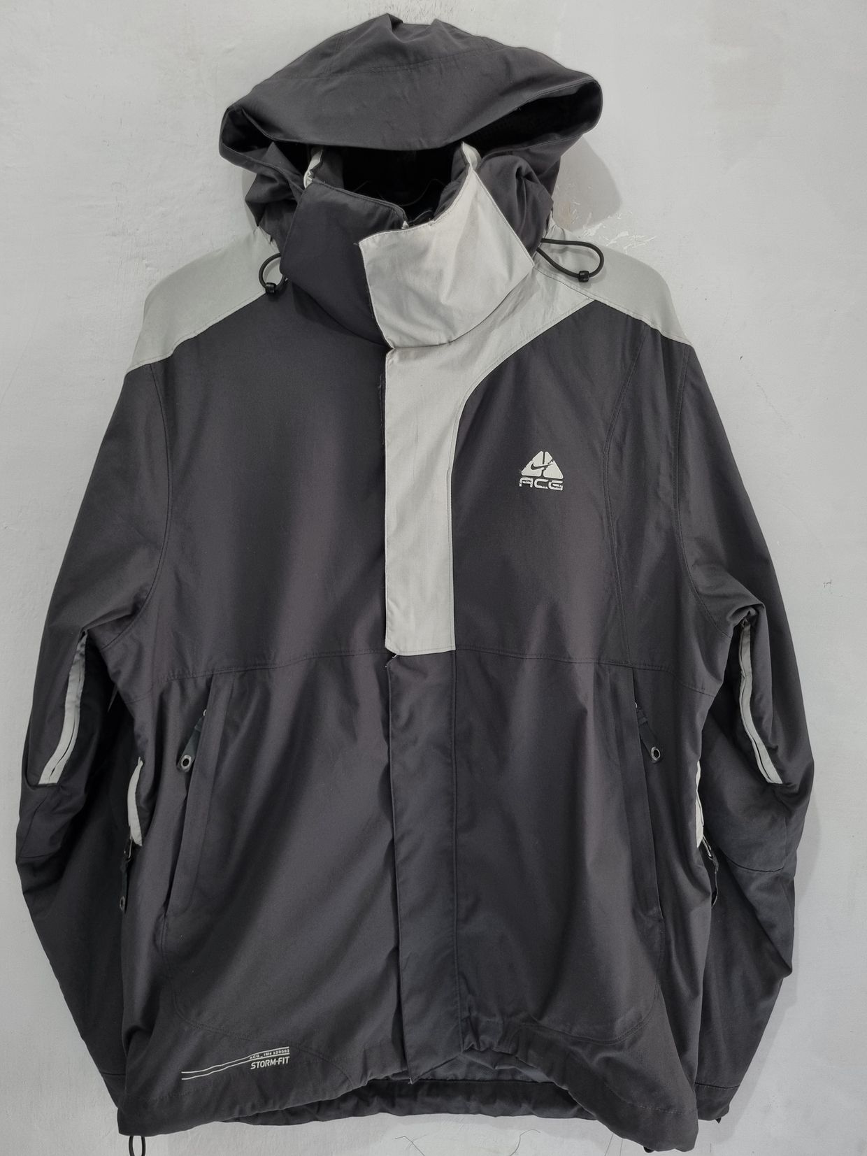 Nike ACG Vintage Windbreaker Pria gray