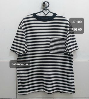 Kaos pendel poket motif garis putih hitam