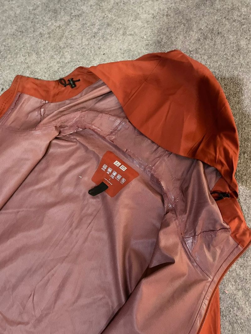 JACKET UNIQLO BLOCKTECH WARNA OREN BATA, foto 3