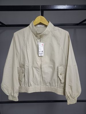 Uniqlo Casual Windbreaker Wanita cream
