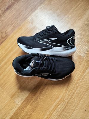 BROOKS BLACK WHITE