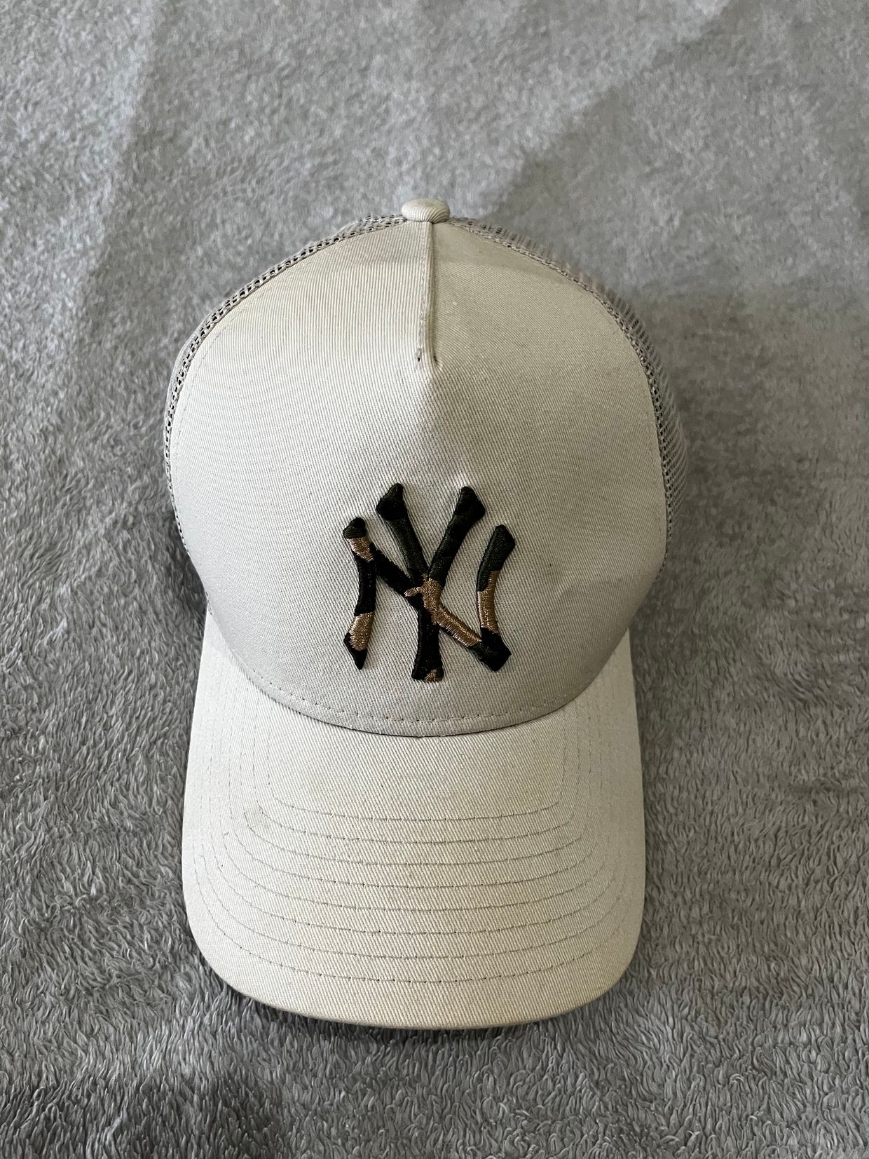 New Era Streetwear Hat Pria cream