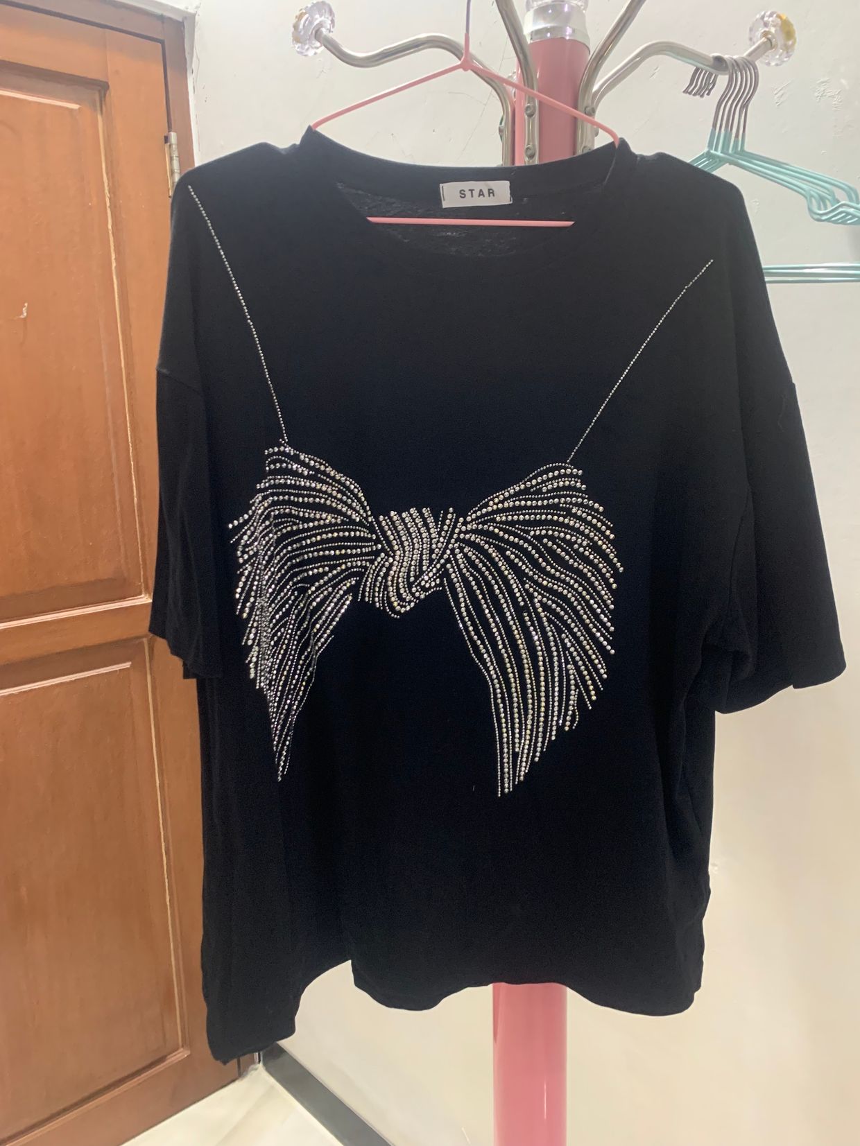 Minimalist T-shirt Wanita black