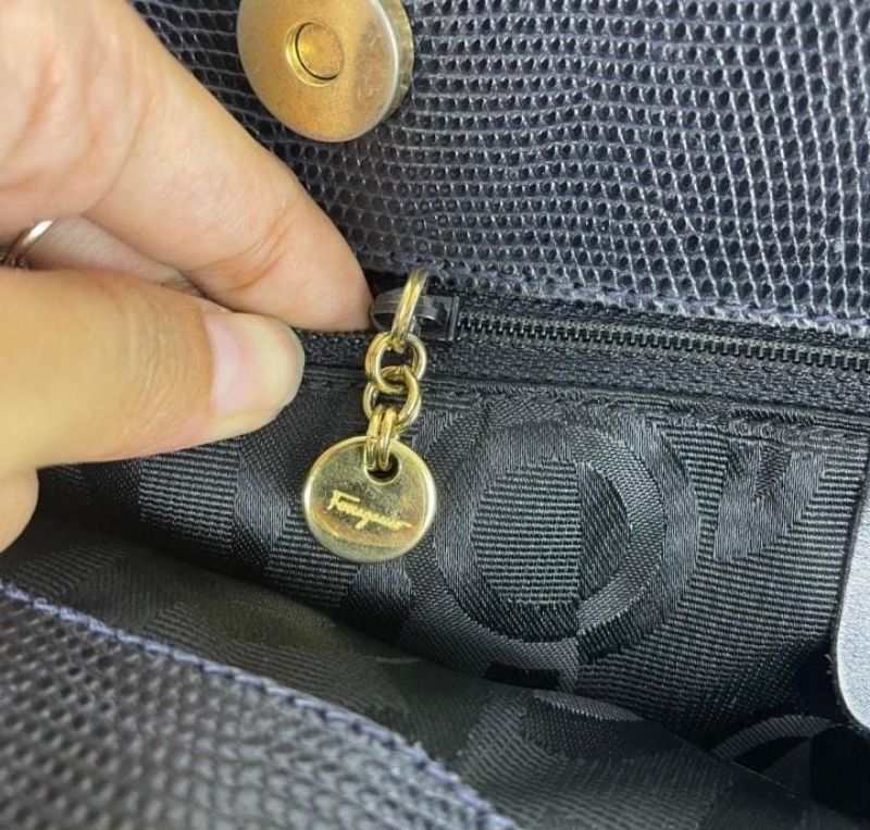 Salvatore Ferragamo Authentic Black Lizard Embossed Vara sho, foto 3