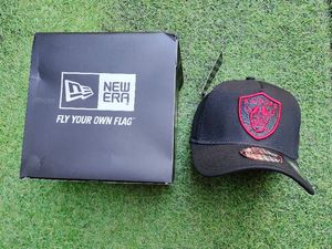 New Era Streetwear Casual Hat Pria black red