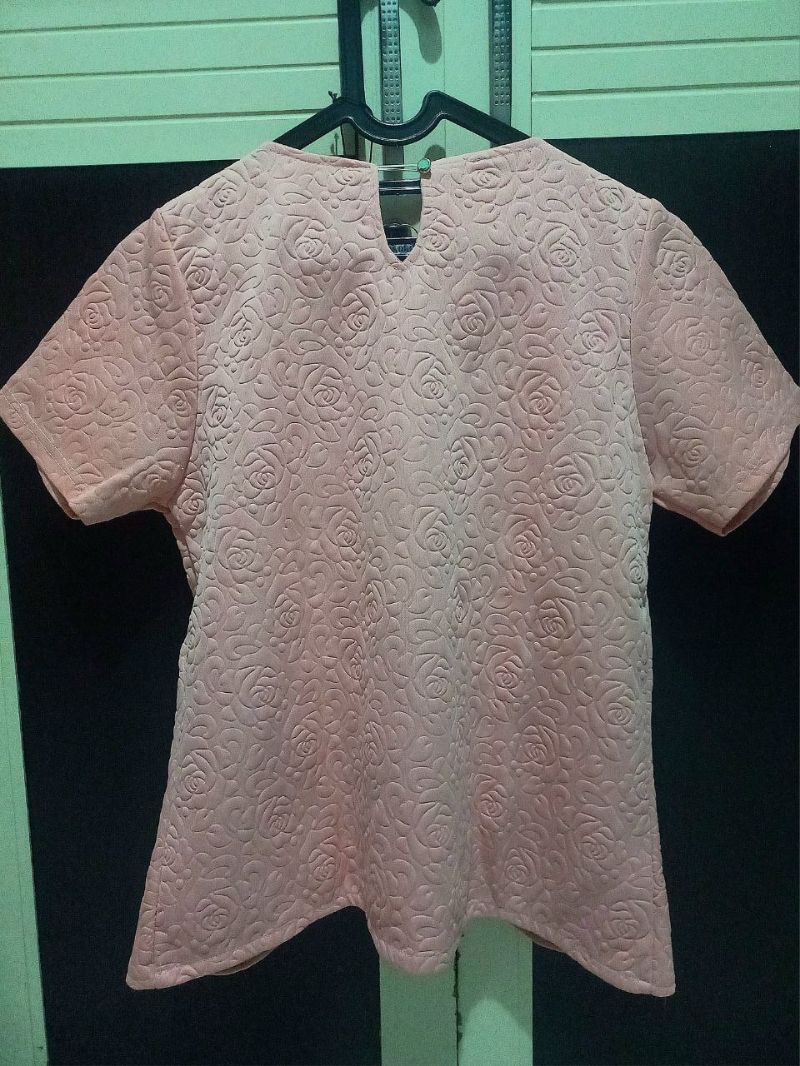 Blouse Peach Emboss – Motif Bunga 🌺, foto 3