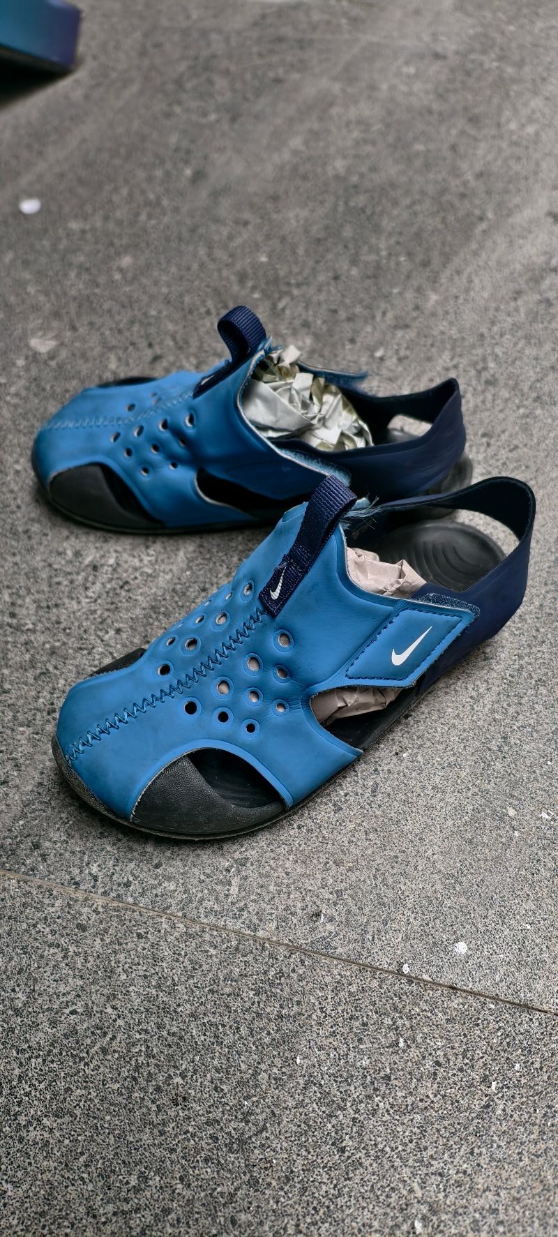 nike black and white mid