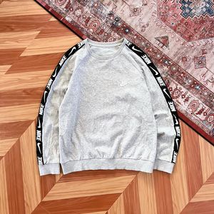 Crewneck Nike Tapped