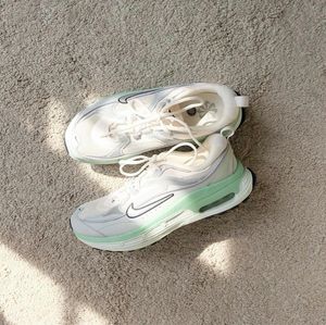 Nike Air Max Bliss in Summit White