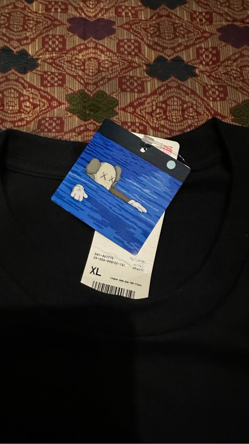 kaos uniqlo x kaws, foto 2