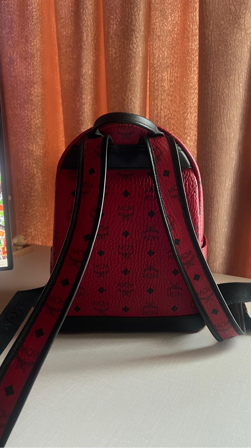 M2M MCM Visetos Studded Dual Stark Backpack in a ruby red co, foto 3