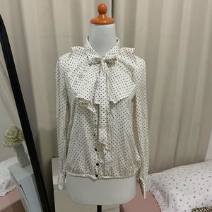 Blouse Polkadot dengan Pita Leher