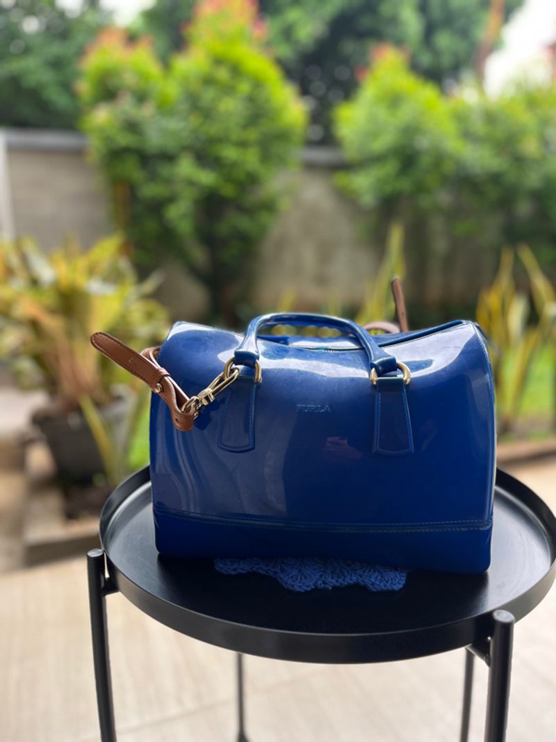 FURLA キャンディ大 ブルー おしゃれ女子は『フルラ』のバッグで雨の日  