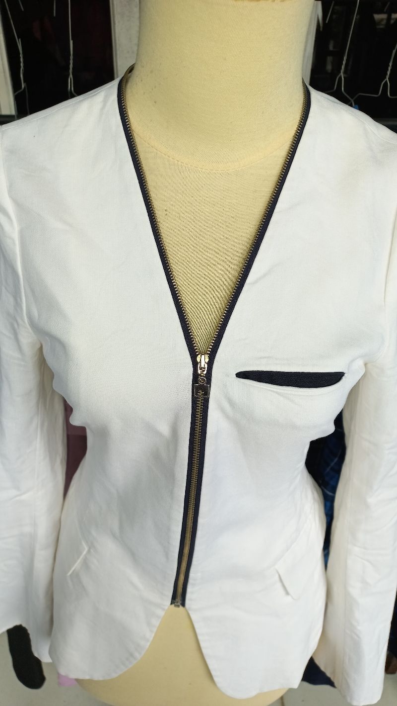 Blazer Putih, foto 3