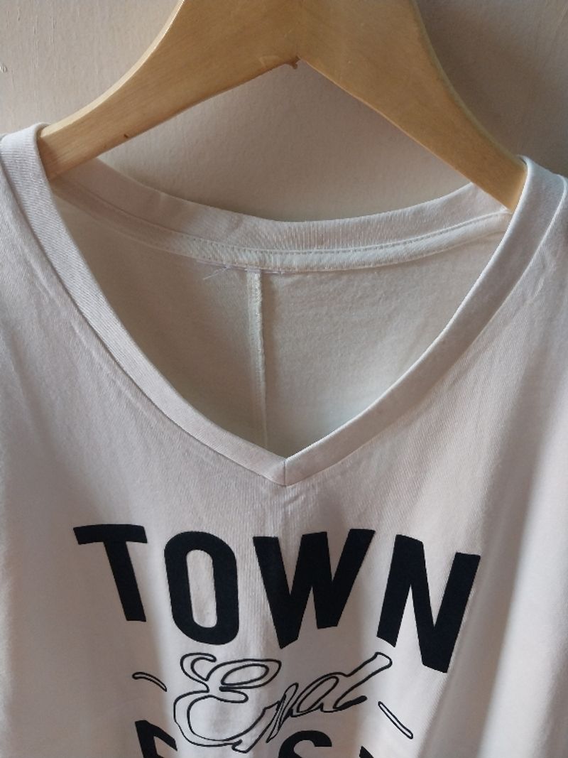 Kaos Beyon The Basic Town Atasan Lengan Pendek Kerah V, foto 2