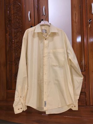 Minimalist T-shirt Wanita yellow cream