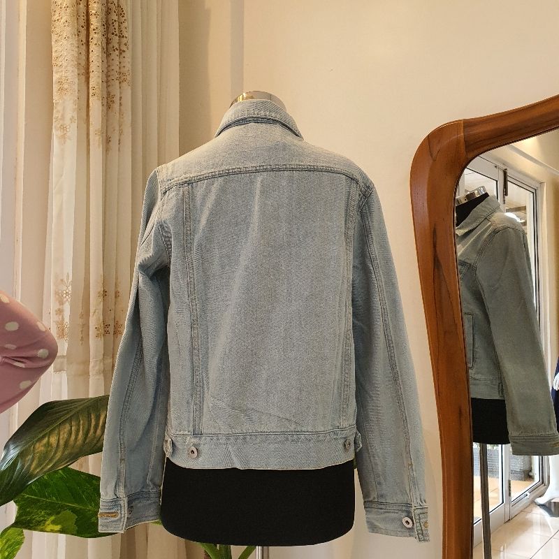JAKET JEANS WANITA GU, foto 2