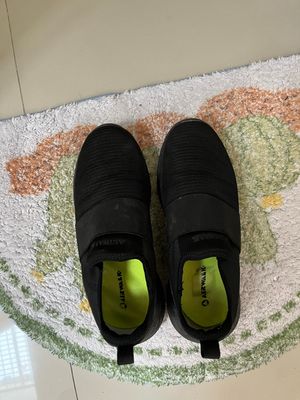 Sepatu kets hitam polos