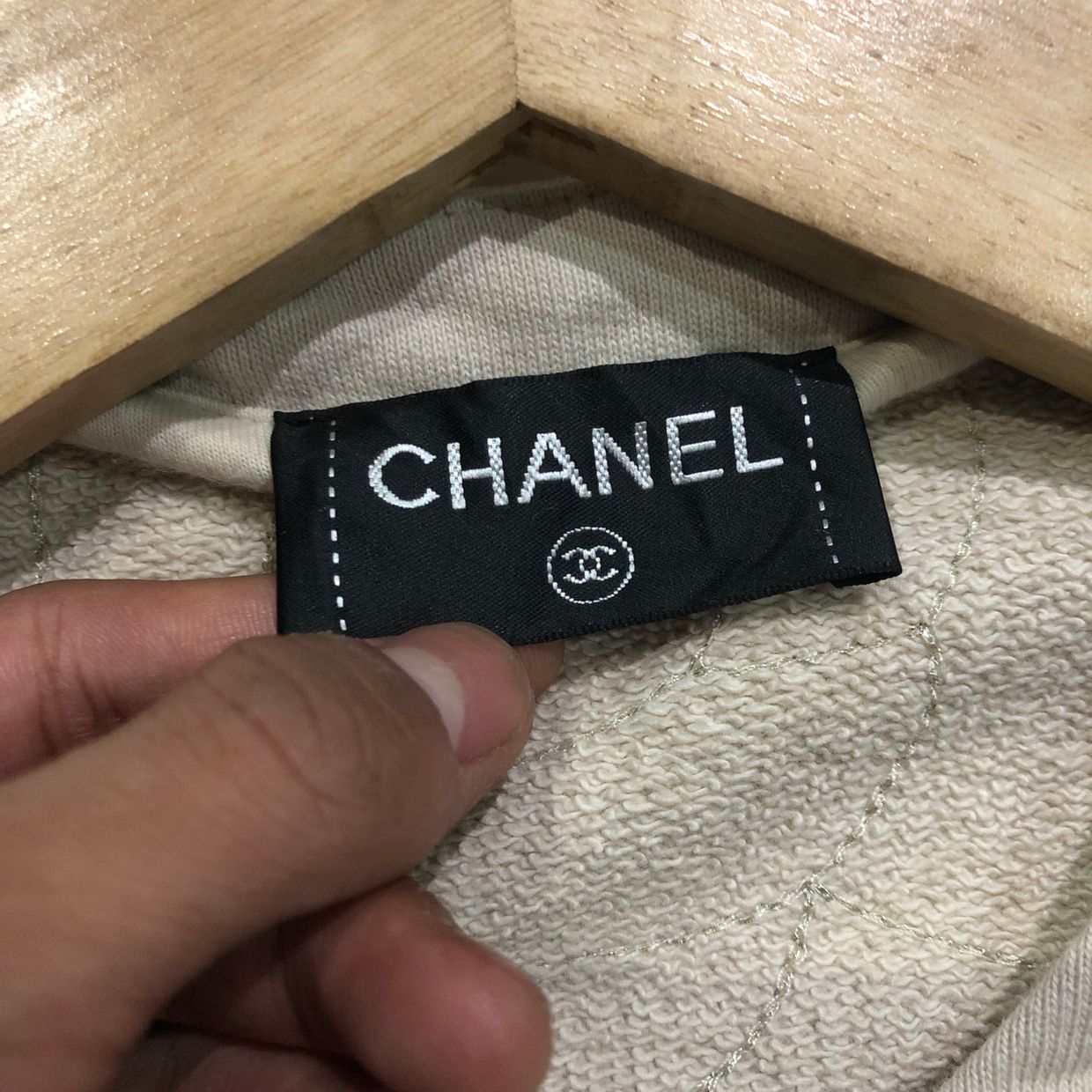 💥Authentic💥 Chanel Camellia Gold Stitching Sweatshirt, foto 4