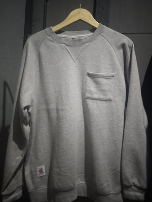 crewneck putih
