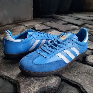 Sepatu Sneakers