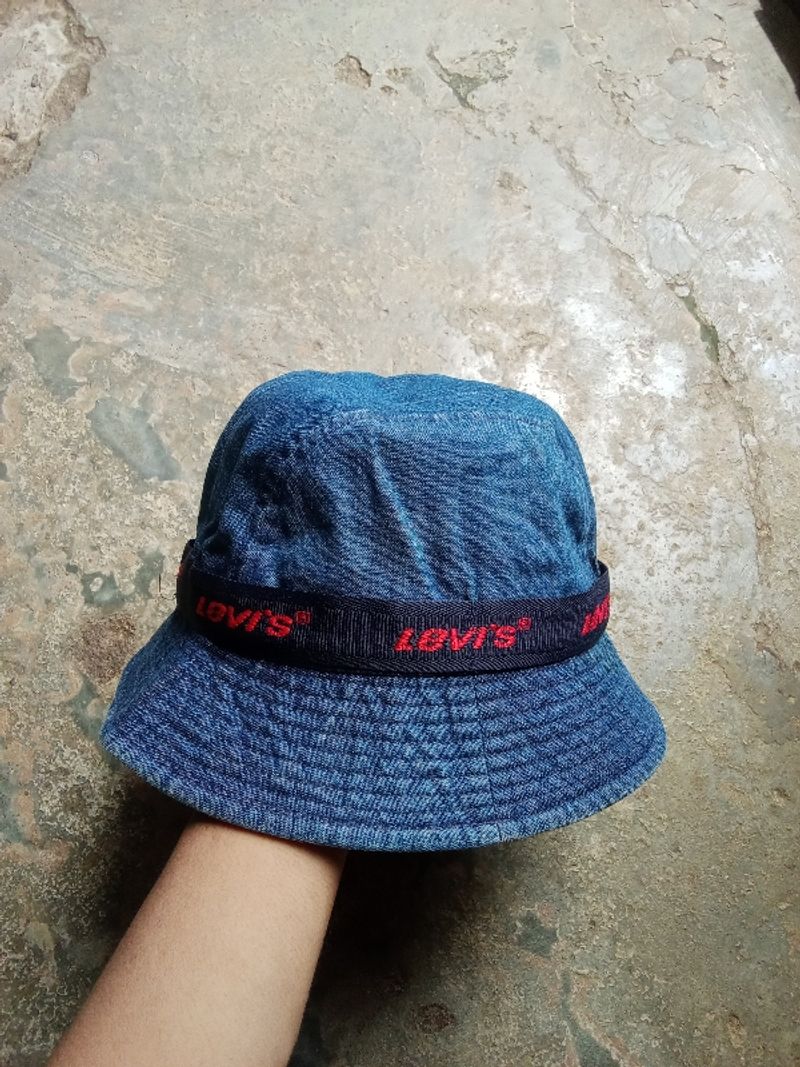 LEVIS, foto 2