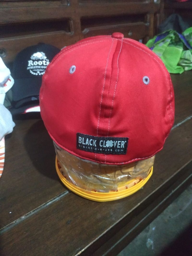 Topi Black Clover merah, foto 3