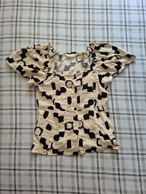 Atasan Motif Abstrak